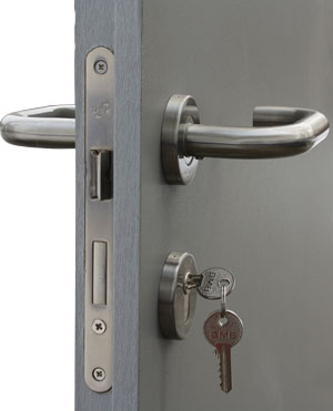 Замок в пластикових дверях класу Економ