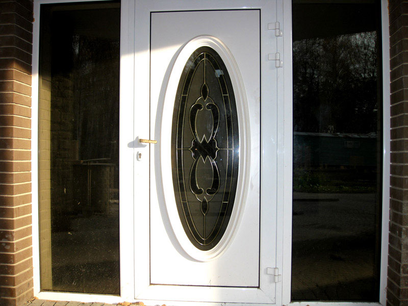 Зовнішні пластикові двері з вітражем