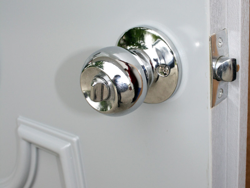 Внутрішні пластикові двері з фурнітурою Внутрішні пластикові двері з фурнітурою