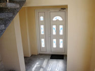 Пластикові двері на сходовій клітині вигляд зсередини